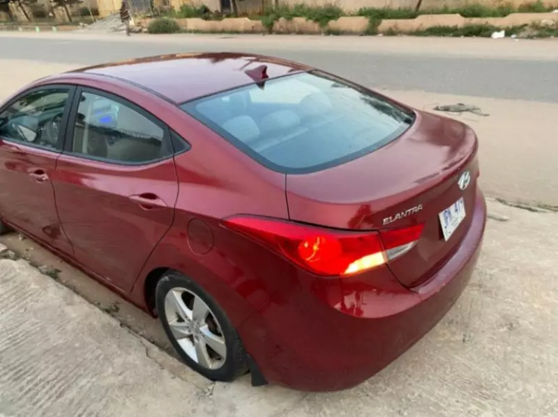 Hyundai Elantra   - 2013