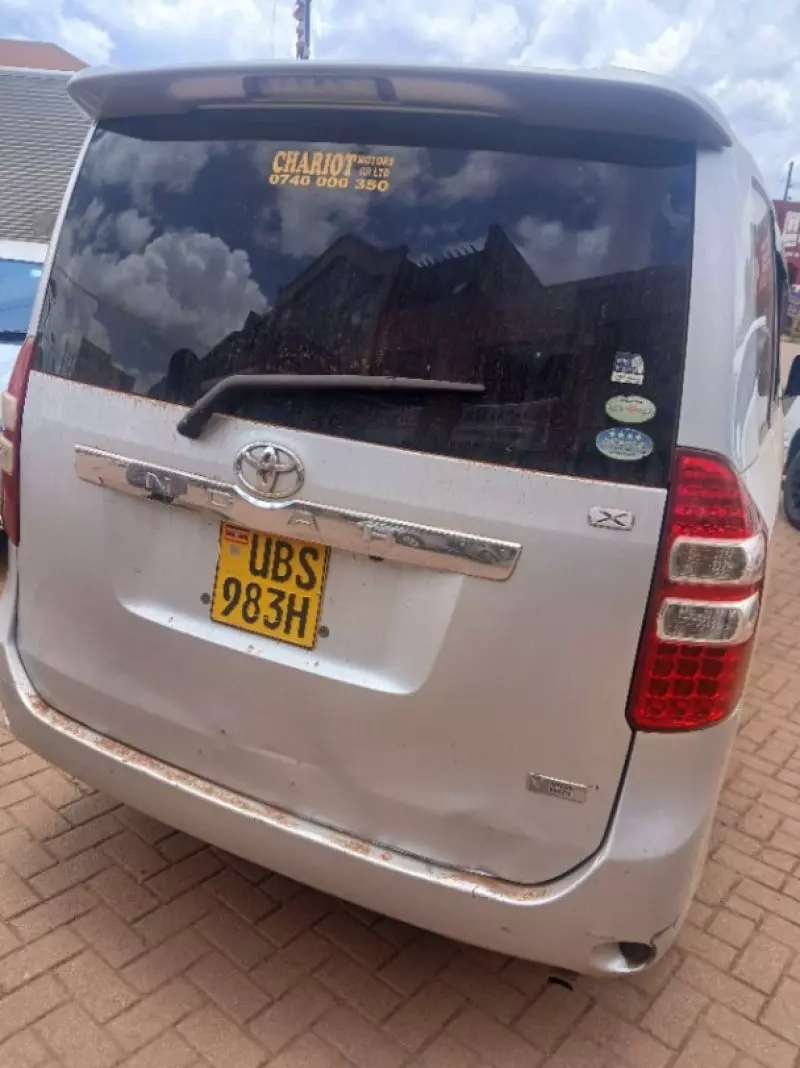 Toyota Noah   - 2010