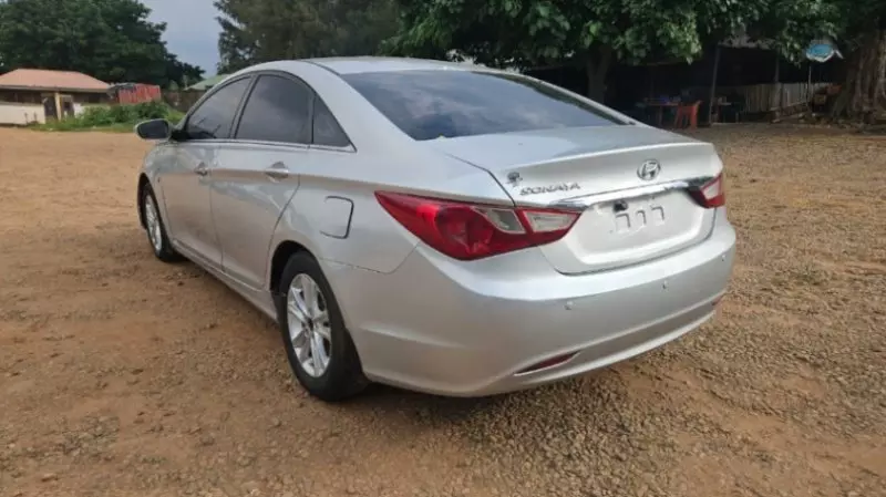 Hyundai Sonata   - 2010