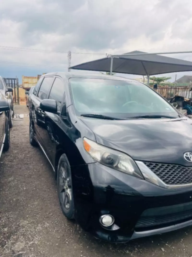 Toyota Sienna - 2011