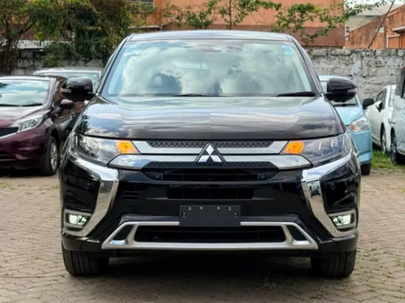 Mitsubishi Plug-in Hybrid Outlander   - 2019