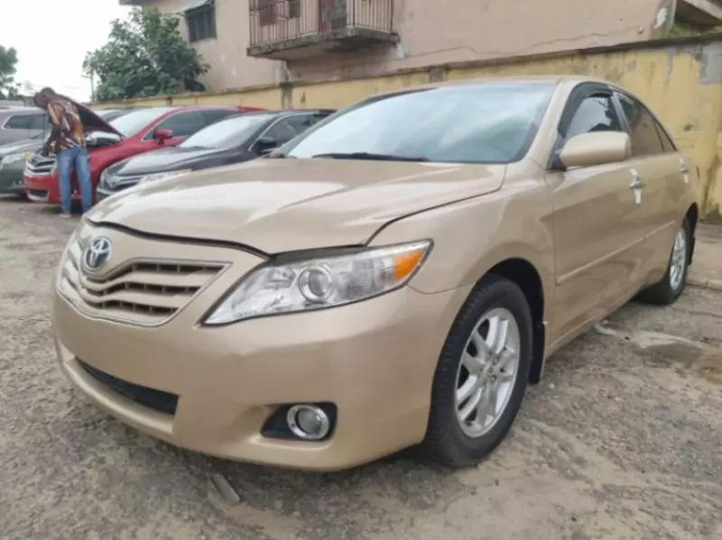 Toyota Camry   - 2010
