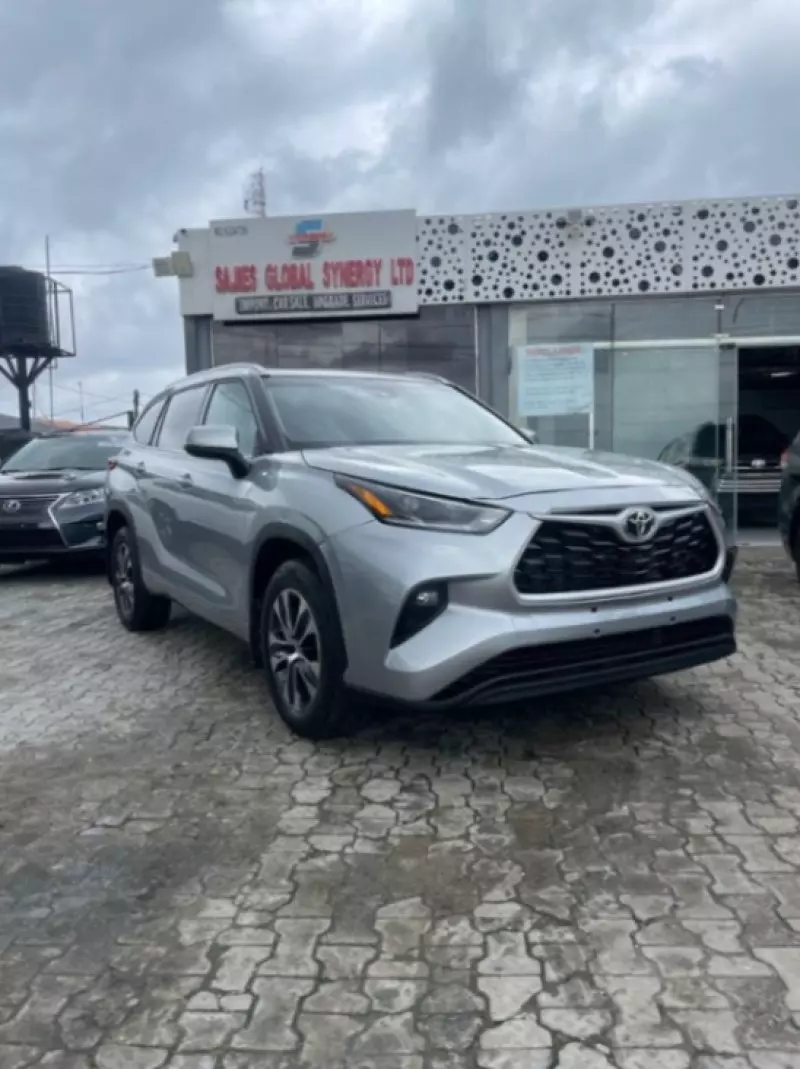 Toyota Highlander   - 2021