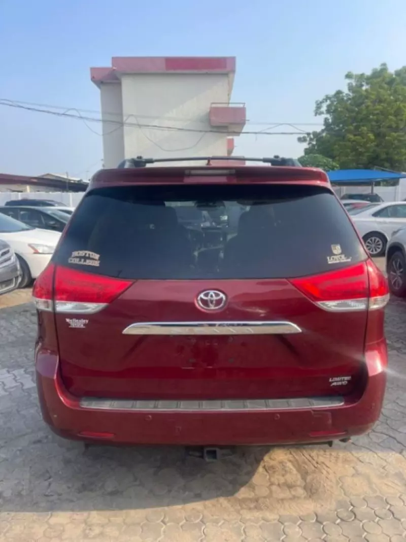 Toyota Sienna   - 2011