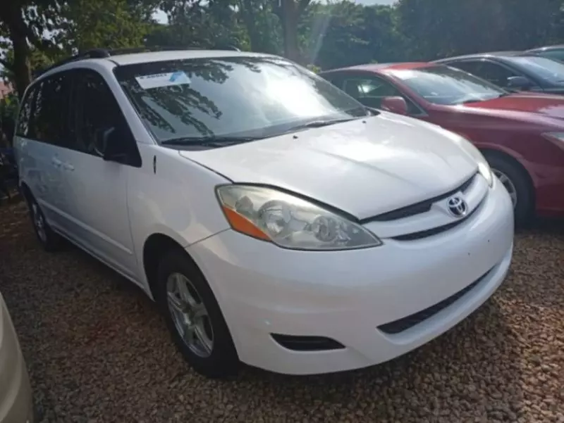 Toyota Sienna   - 2009
