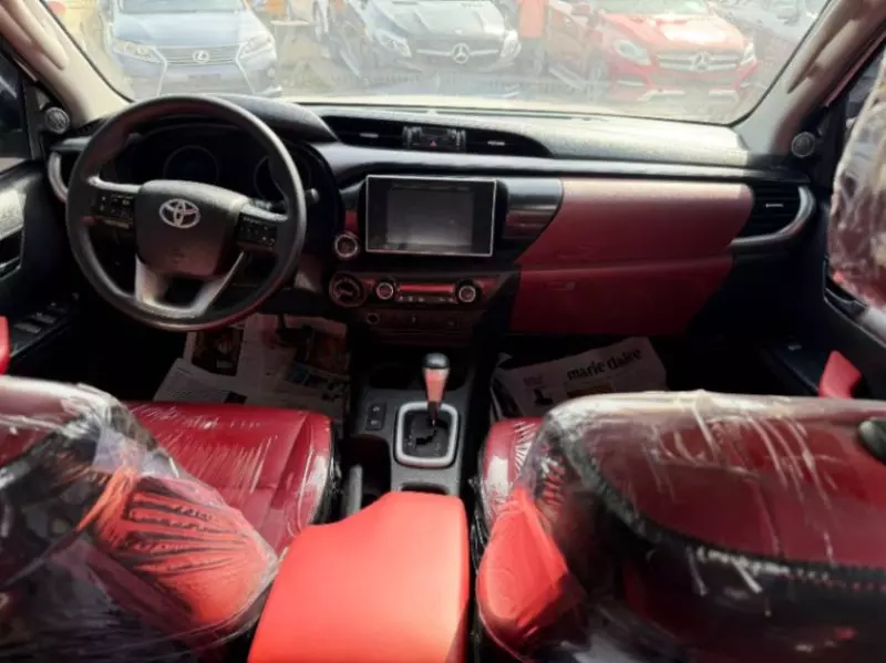 TOYOTA Hilux   - 2019