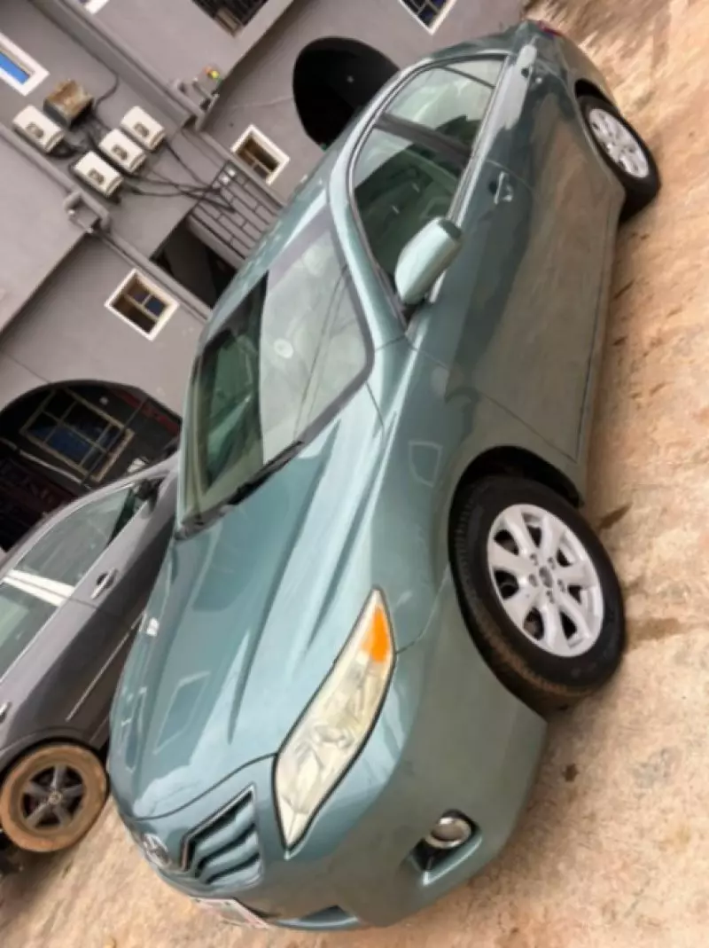 TOYOTA Camry - 2010