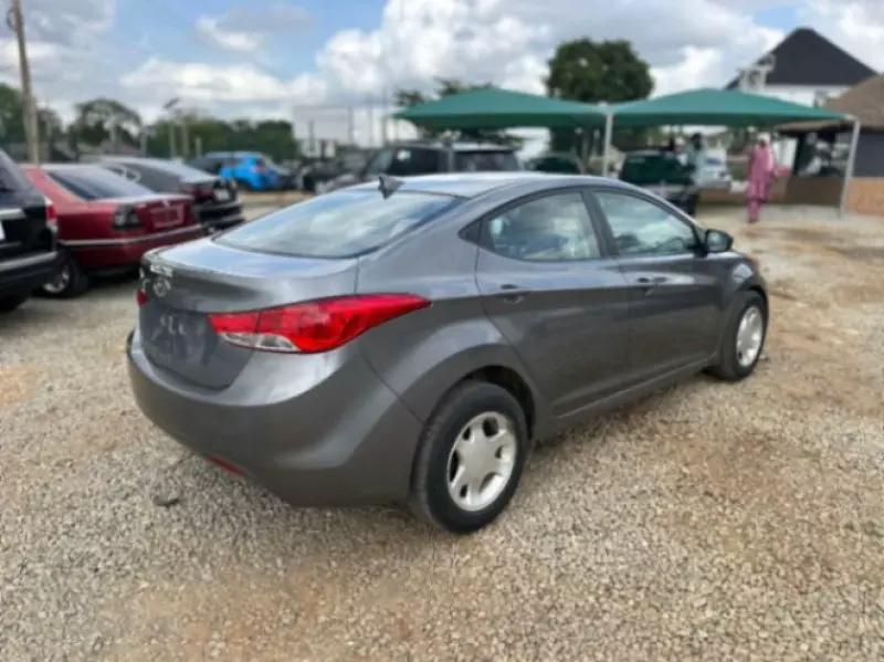 Hyundai Elantra   - 2012