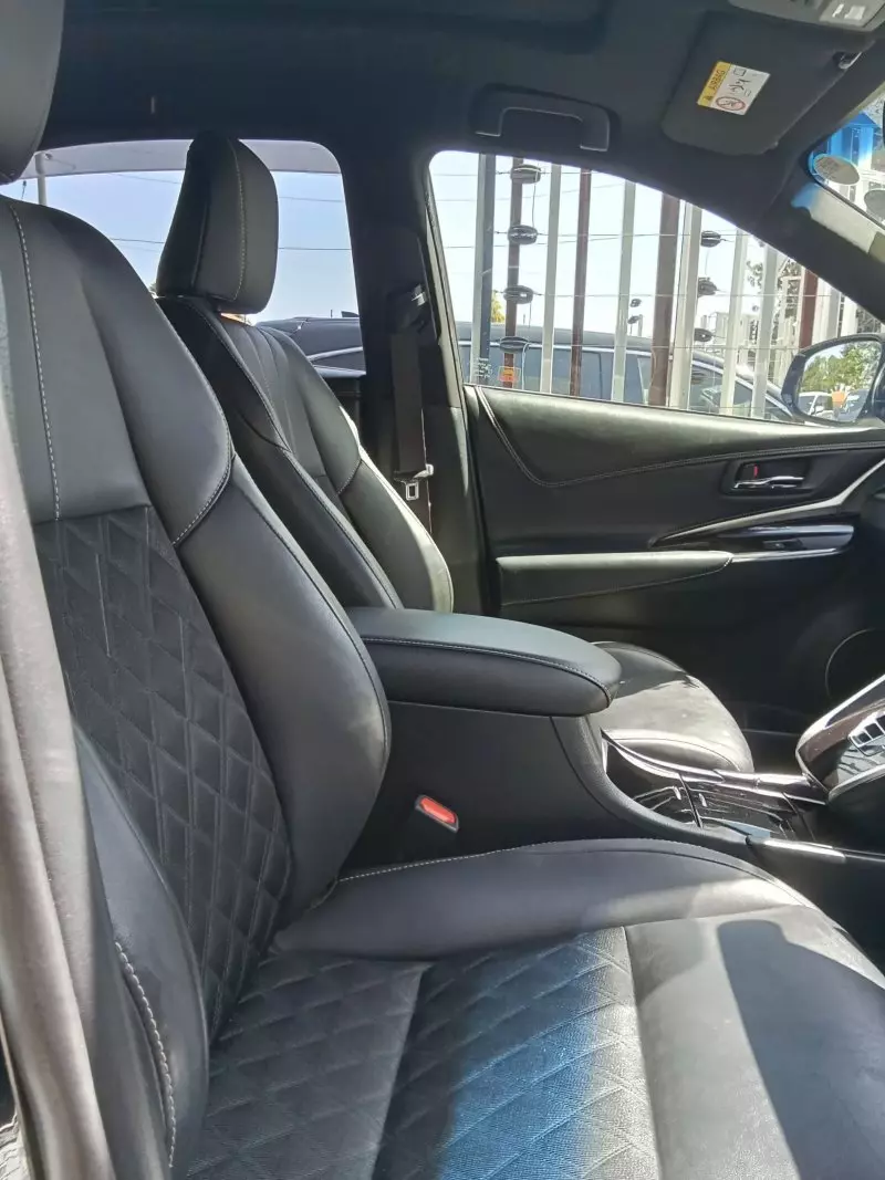 Toyota Harrier   - 2018