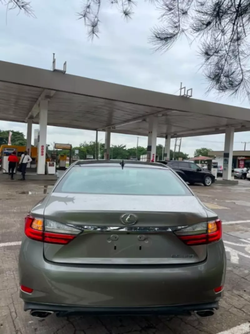 Lexus ES   - 2016