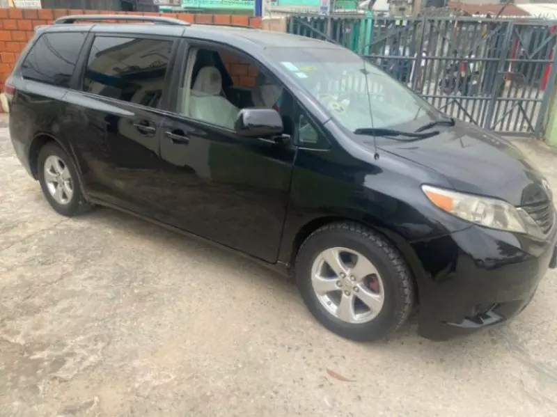 Toyota Sienna   - 2011
