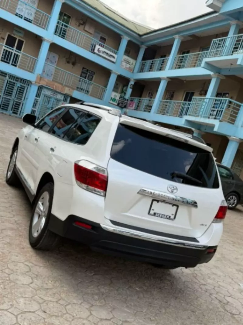 Toyota Highlander   - 2012