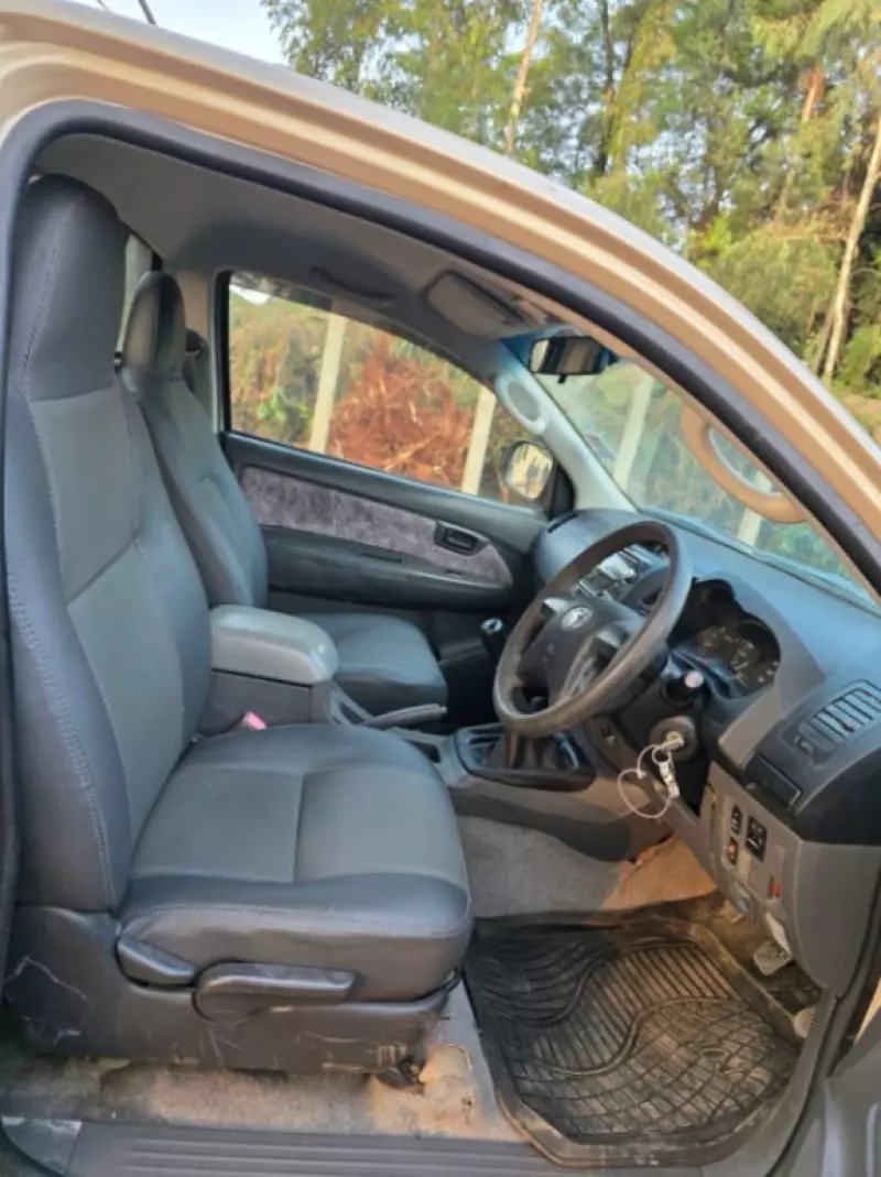 Toyota Hilux   - 2015