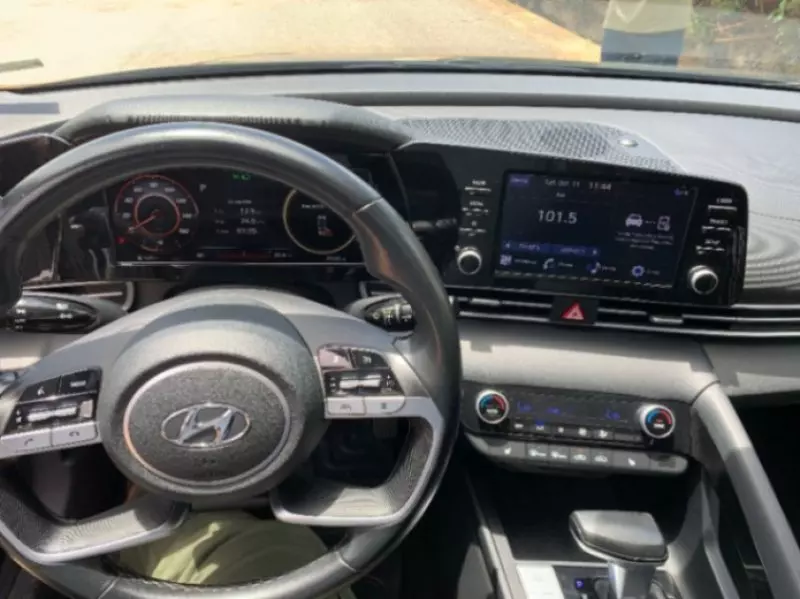 Hyundai Elantra   - 2021