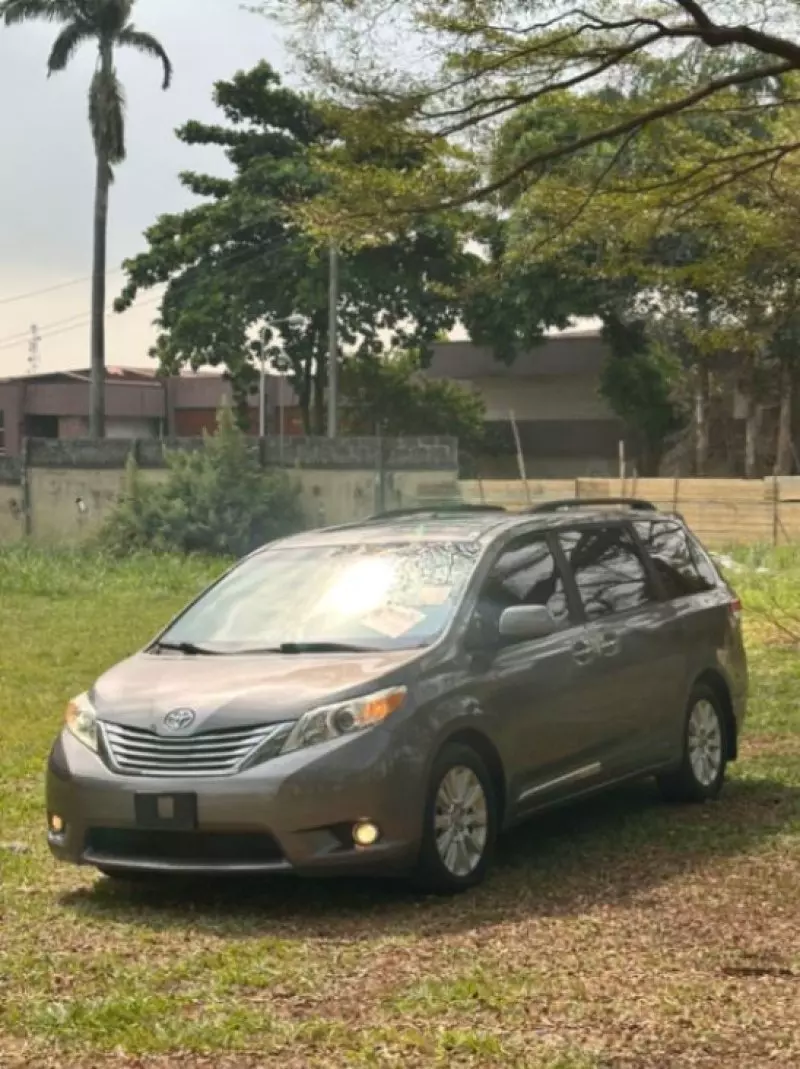 Toyota Sienna   - 2011