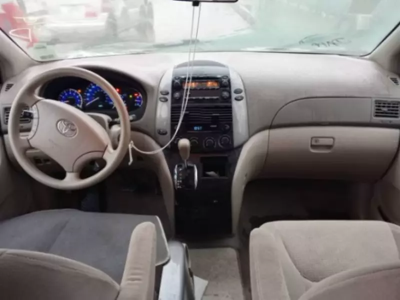 TOYOTA Sienna   - 2010
