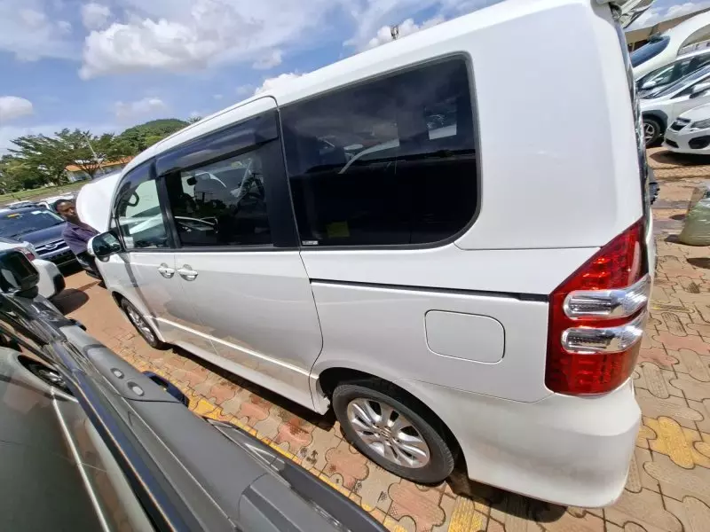 TOYOTA Noah   - 2012