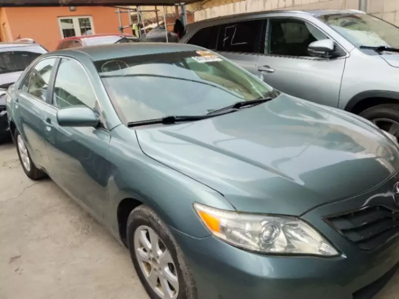 Toyota Camry   - 2010