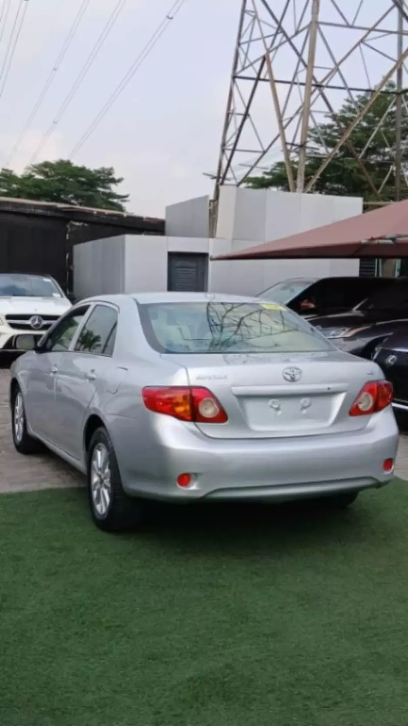Toyota Corolla   - 2009