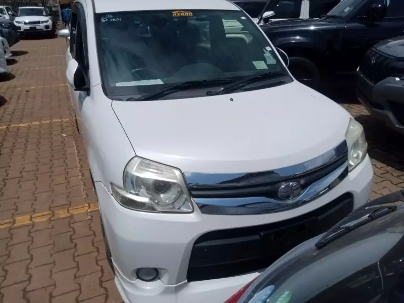 Toyota Sienta   - 2012