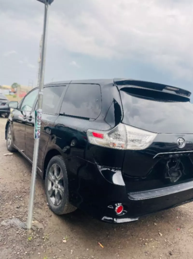 Toyota Sienna - 2011