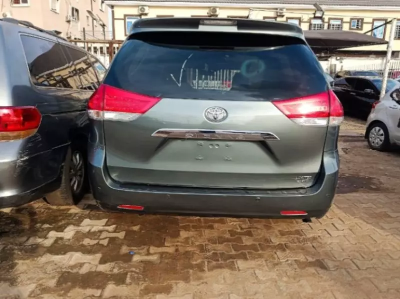 Toyota Sienna   - 2013