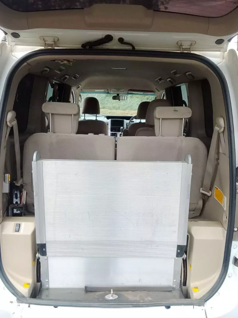 Toyota Noah   - 2013