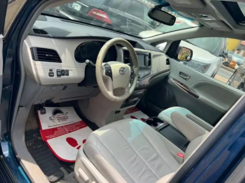 Toyota Sienna   - 2011