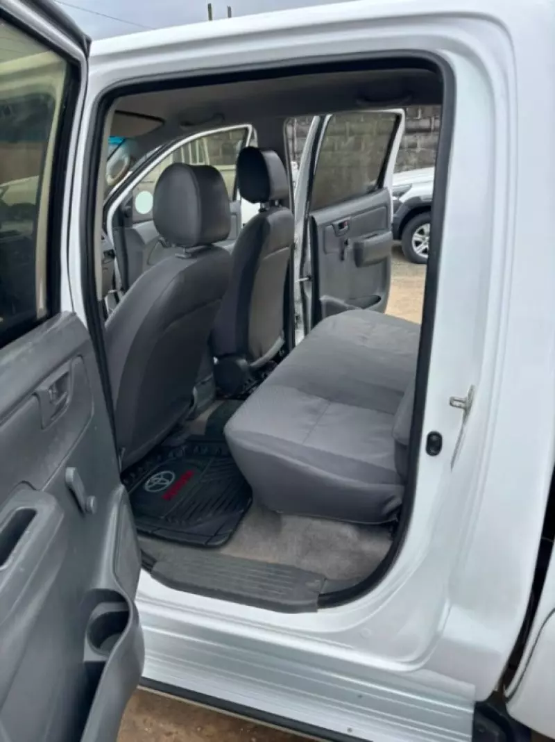 TOYOTA Hilux   - 2012