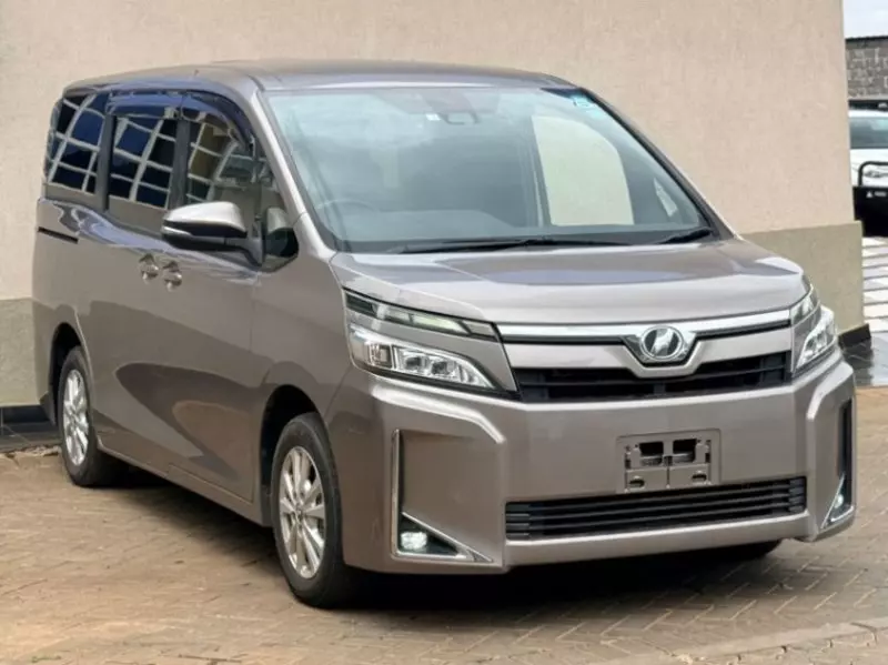 Toyota Voxy    - 2018