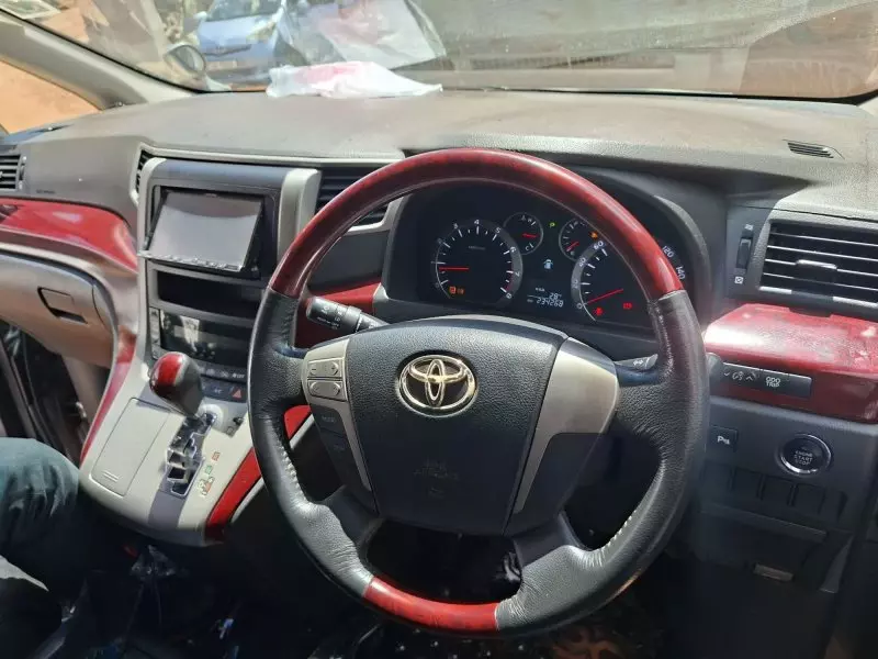 Toyota Vellfire    - 2010