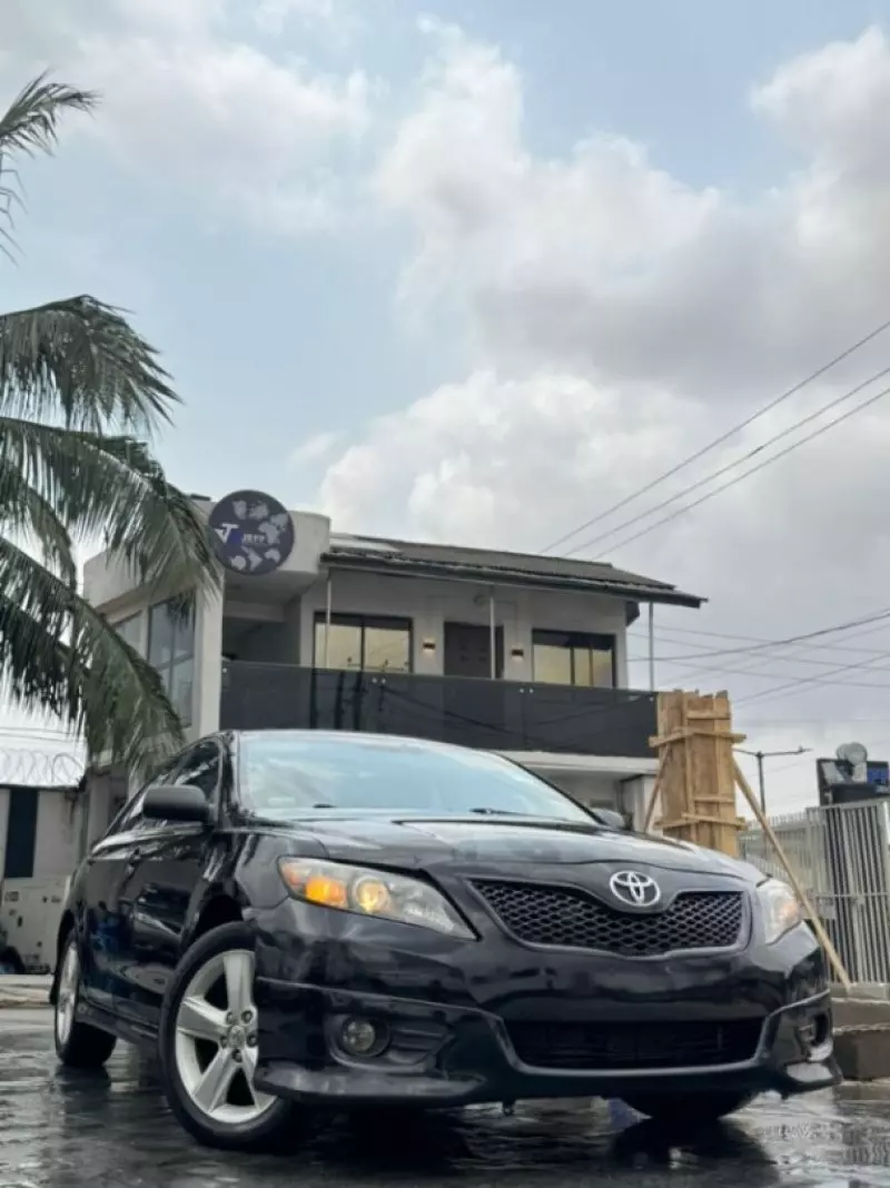 Toyota Camry   - 2011