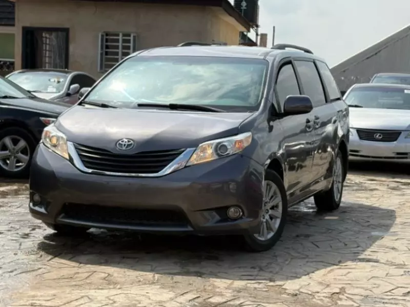 TOYOTA Sienna   - 2011