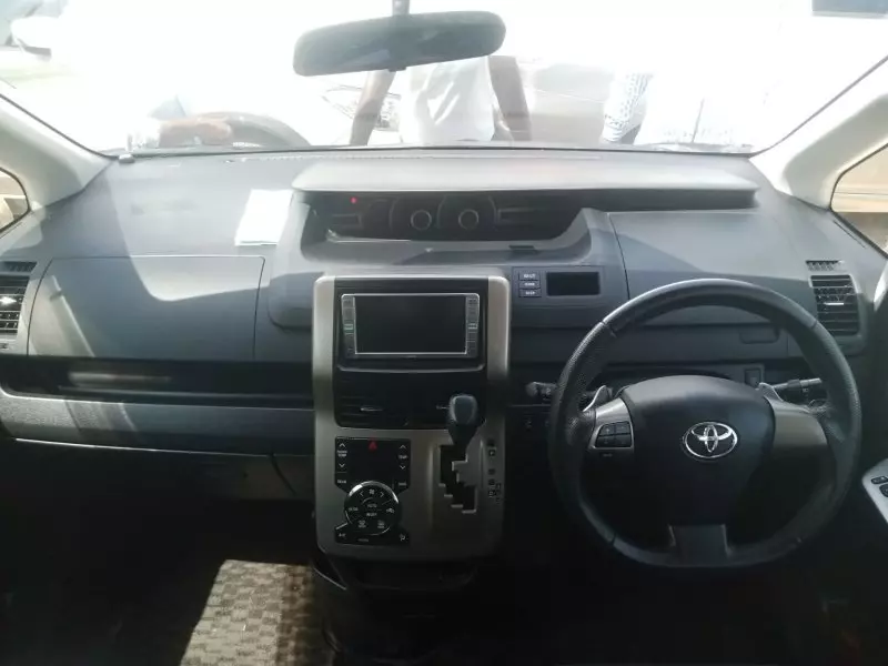 Toyota Noah - 2012