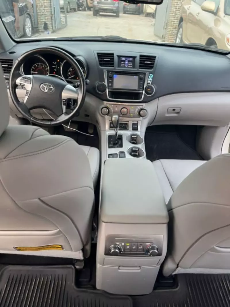 Toyota Highlander   - 2013