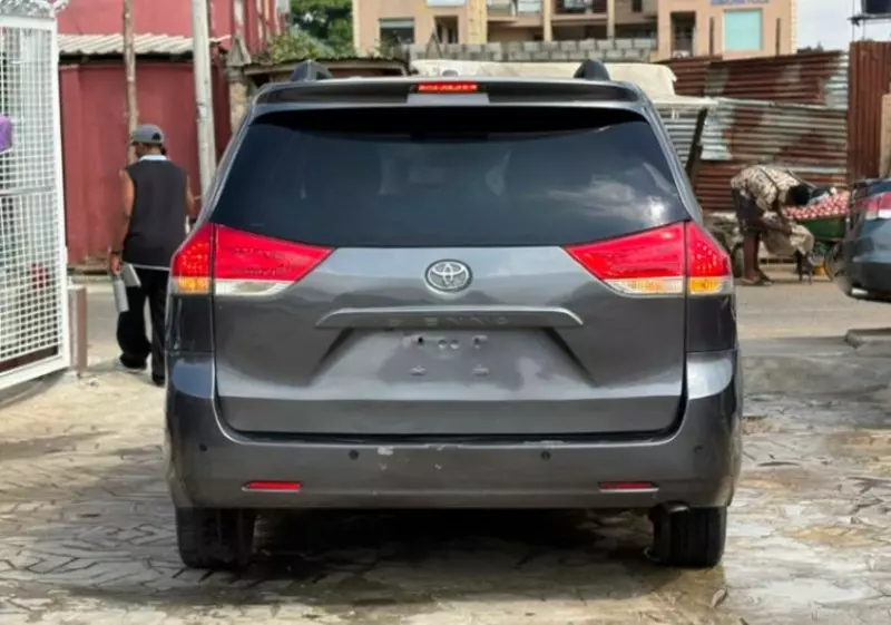 TOYOTA Sienna   - 2011