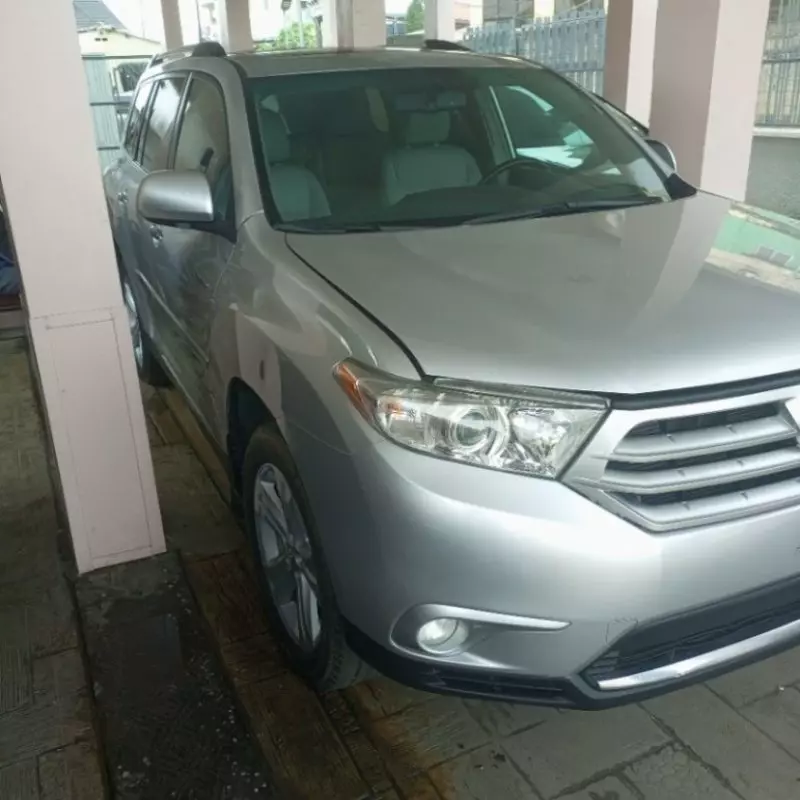 Toyota Highlander   - 2013