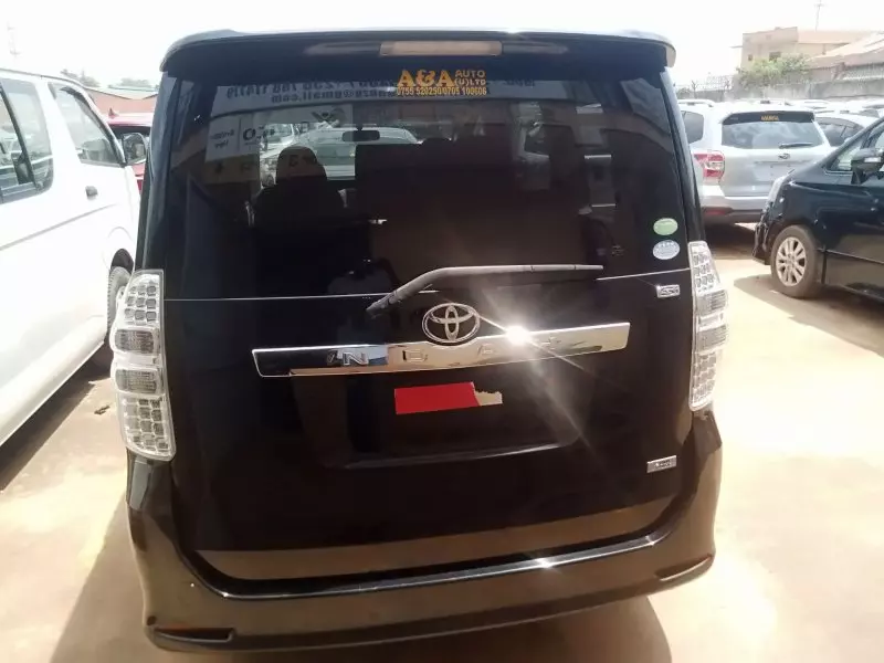 Toyota Noah   - 2012