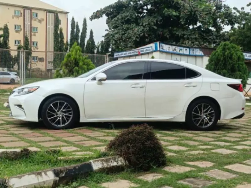 Lexus ES   - 2017