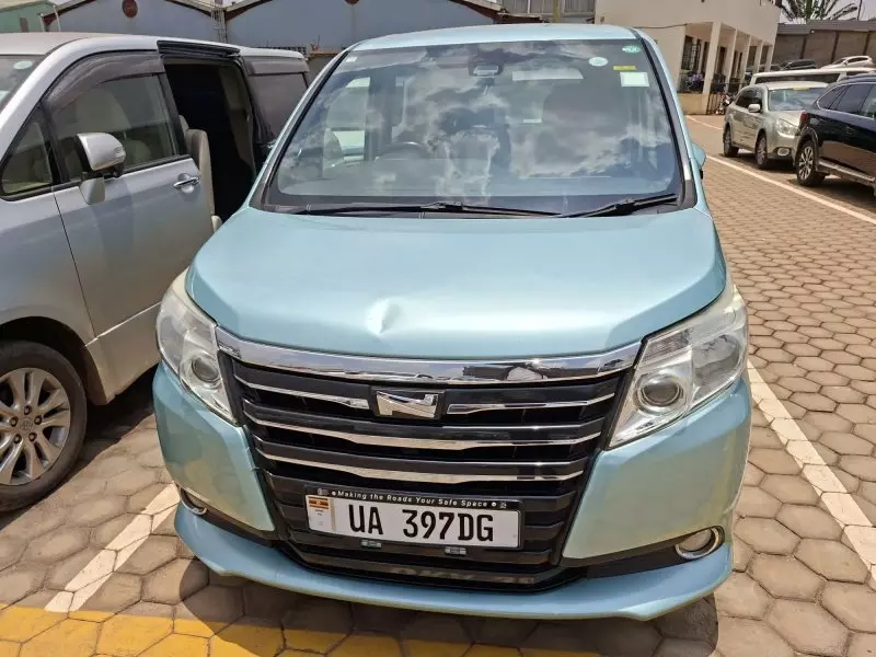 Toyota Noah   - 2016