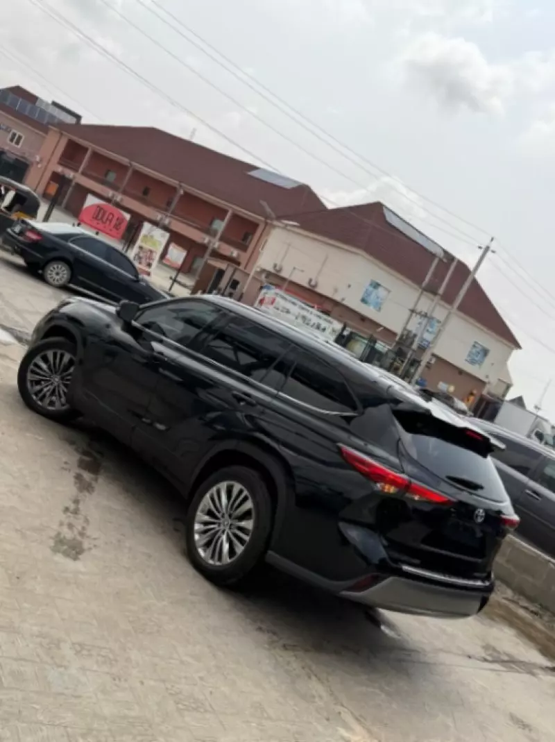 Toyota Highlander   - 2021