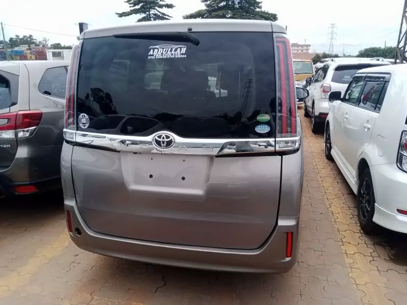 Toyota Noah   - 2015