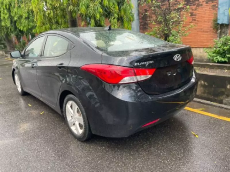 Hyundai Elantra   - 2013