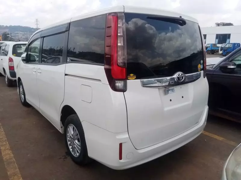 Toyota Noah   - 2014