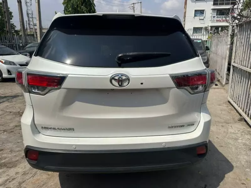 Toyota Highlander   - 2016