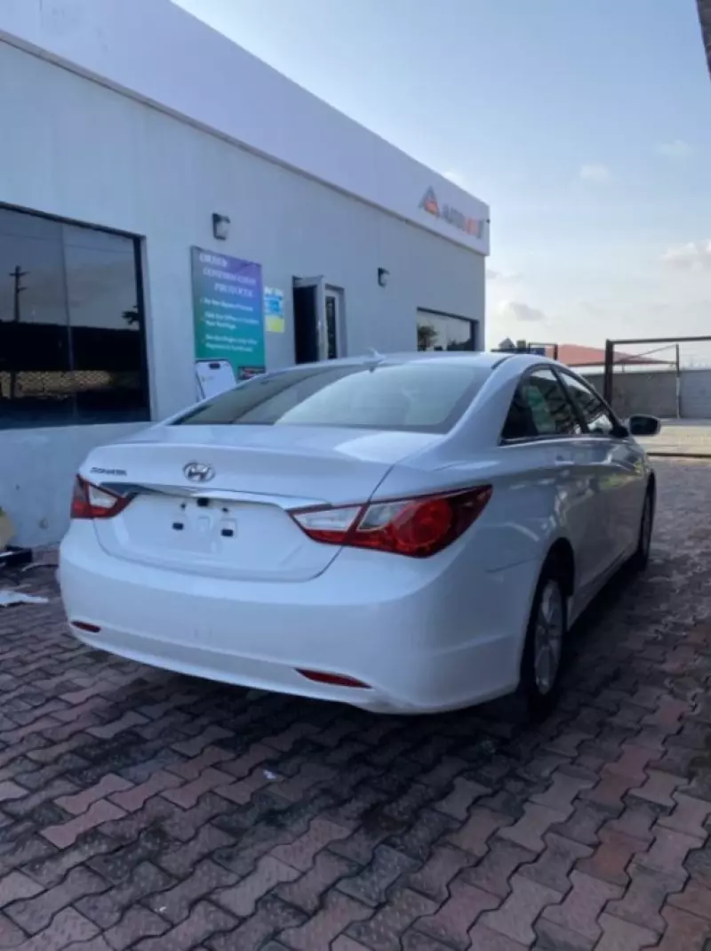 Hyundai Sonata   - 2012