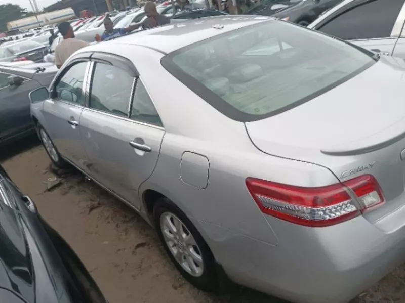 Toyota camry   - 2010