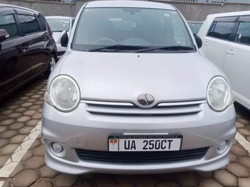 Toyota Sienta   - 2010