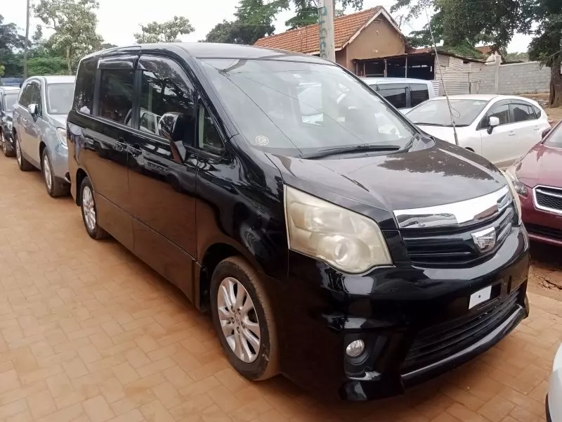 Toyota Noah - 2012