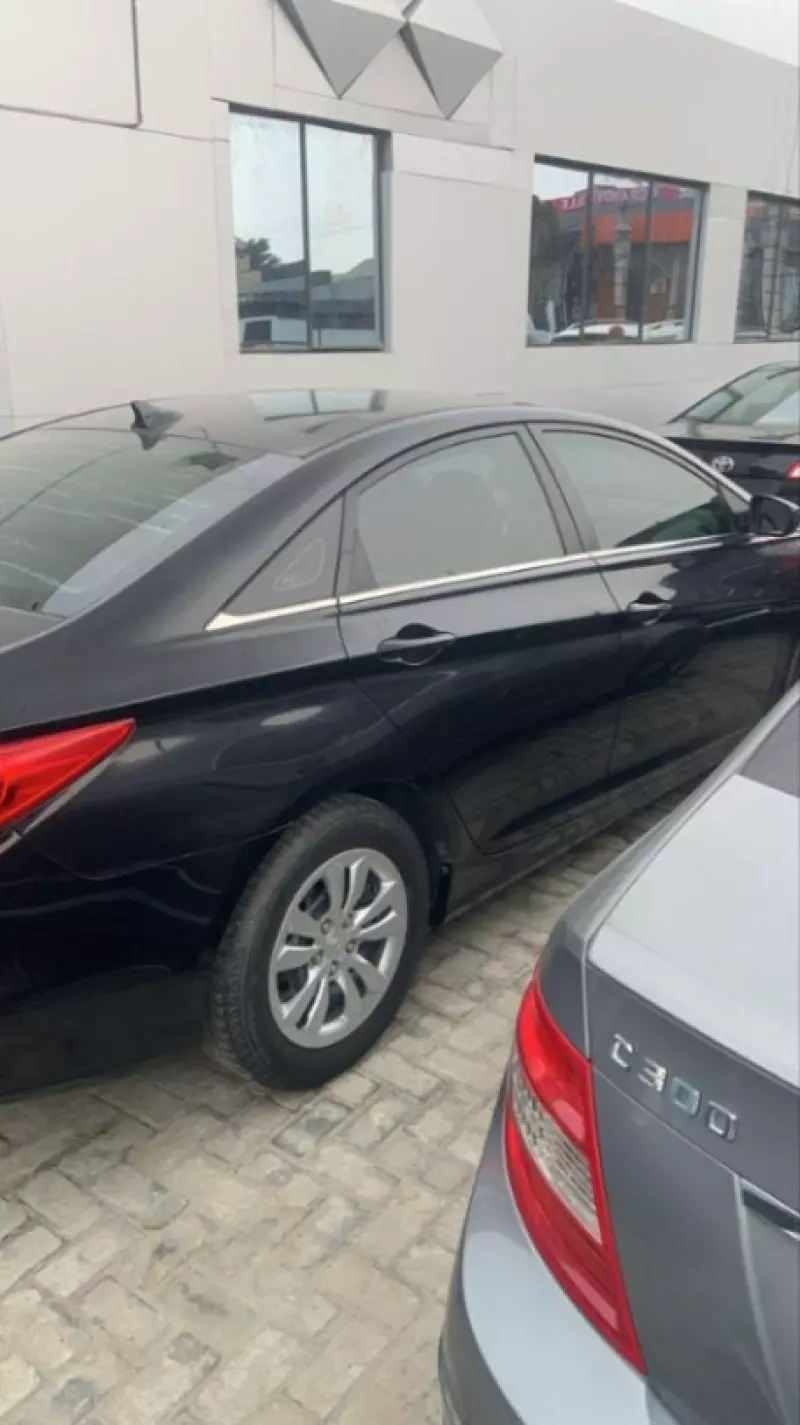 Hyundai Sonata   - 2012